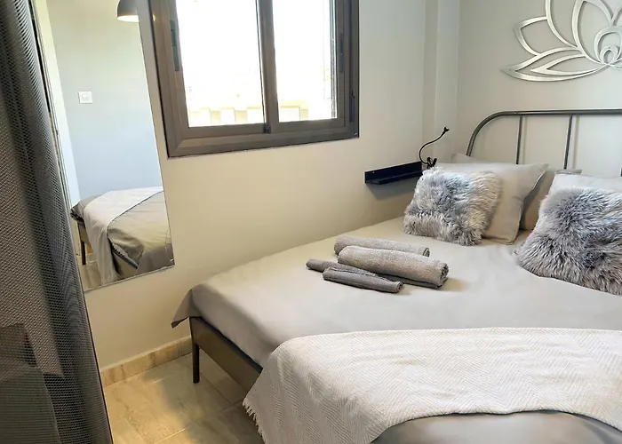 8 Min Walk To The Beach & 10 Min Walk To Convention Centre !