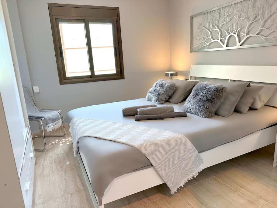 Appartement 8 Min Walk To The & 10 Min Walk To Convention Centre ! *
