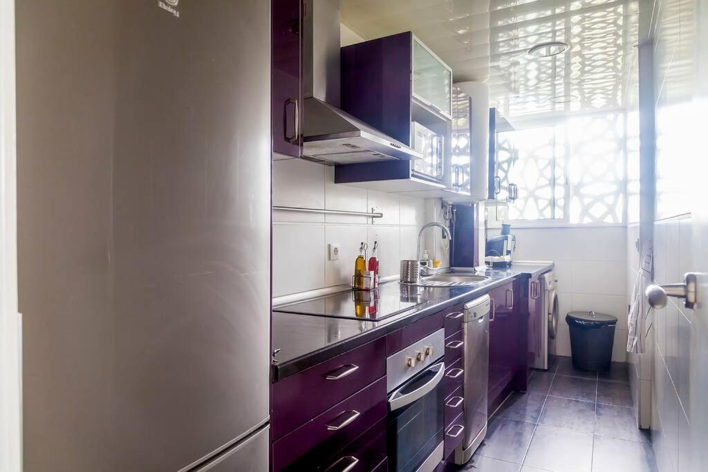 8 Min Walk To The & 10 Min Walk To Convention Centre ! Appartement *