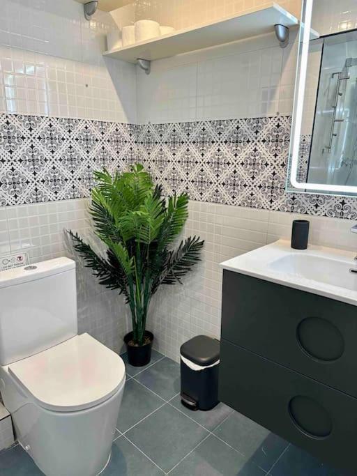 8 Min Walk To The & 10 Min Walk To Convention Centre ! Appartement *
