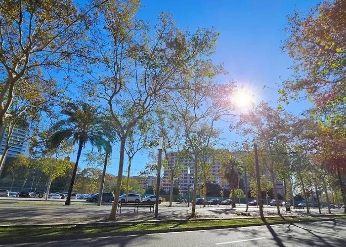 8 Min Walk To The Beach & 10 Min Walk To Convention Centre !